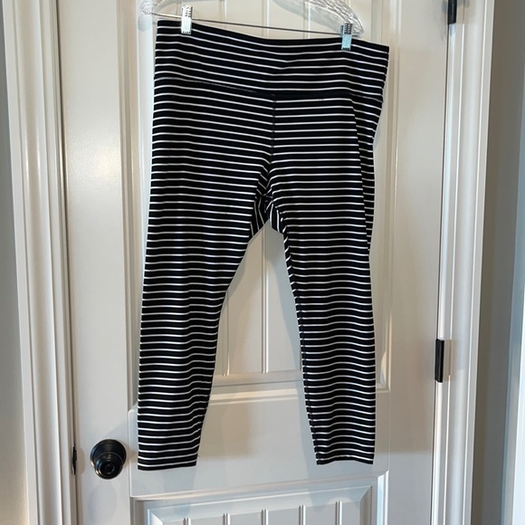 ATHLETA black and white stripe cropped leggings slimming size 1 X - Picture 3 of 9